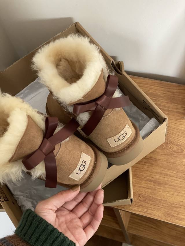 True to size Ugg | Flat-soled, single-ribbon sheepskin upper, made of Longfeng s