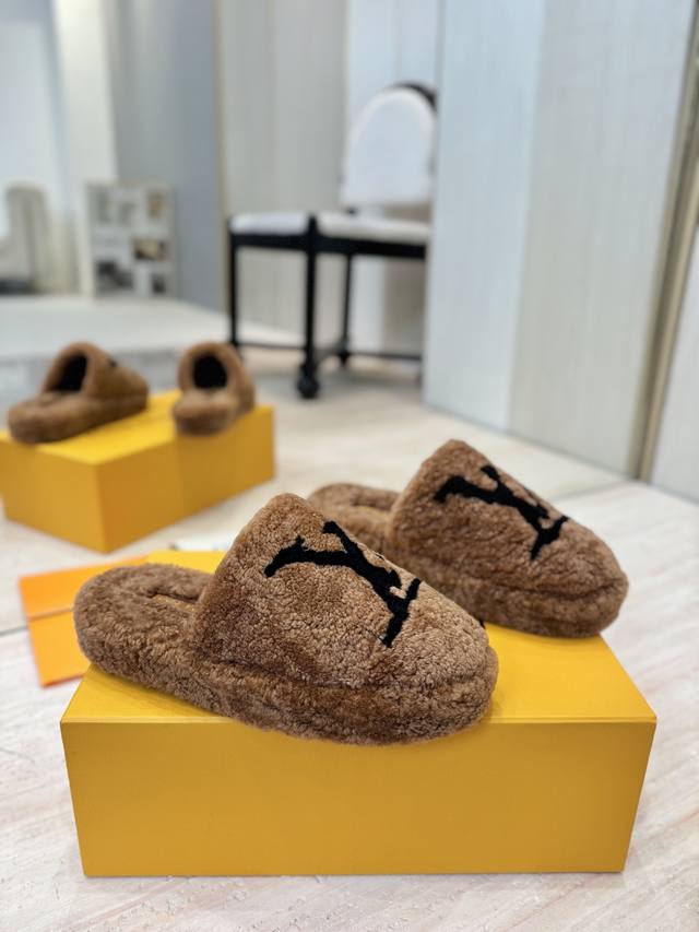 Factory Price: Top-tier Louis Vuitton 2025S New Wool Home Slippers. Elegant, sim