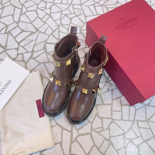 Valentino Onestud system autumn/winter boots are so beautiful! The high-quality