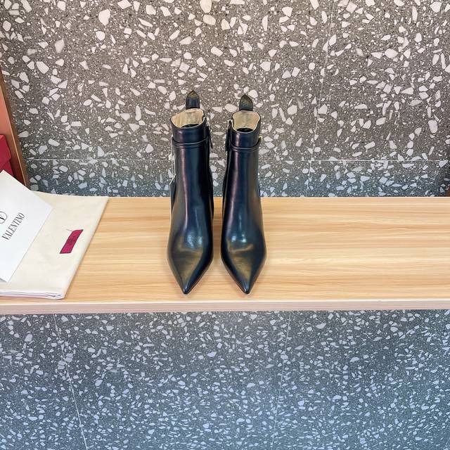 Valen*Tino Vlogo series ankle boots, a clever combination of innovation and clas