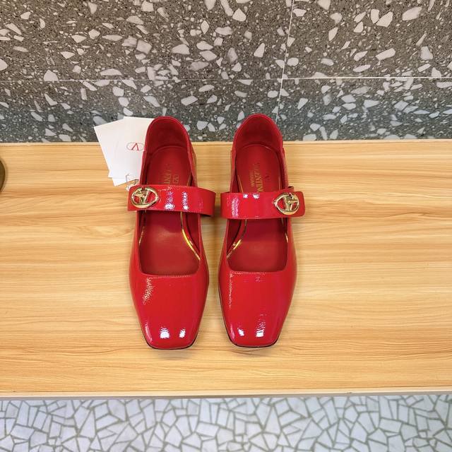 Celebrity favorite, the most beautiful Valen Vlogo Locker Mary Jane ballet flats