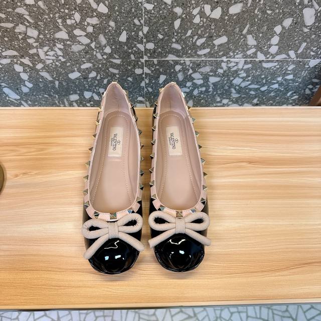 Valentin's new ballet flats with studs and ballet shoe elements are simply stunn