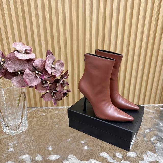 Exclusive New Arrival: YSL Saint Laurent Ss Pointed-Toe Ankle Boots, Runway Styl