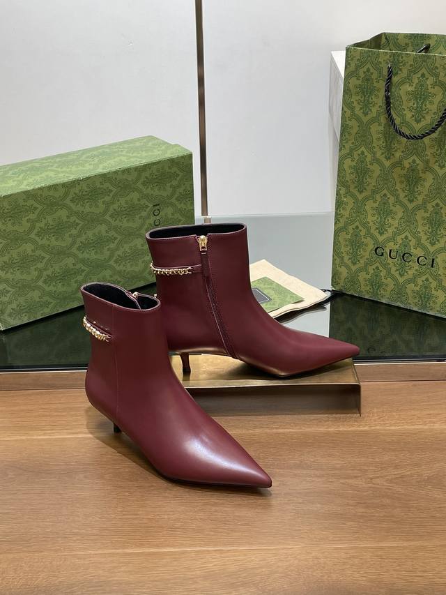 Gucci's new Gucci logo chain mid-heel ankle boots, pointed toe, no-shoulder styl
