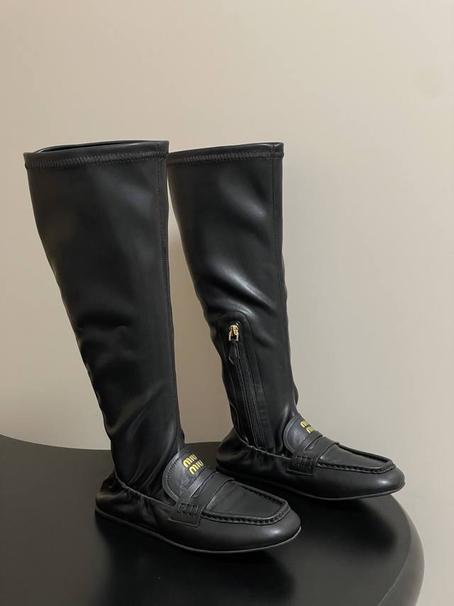 25Fw Autumn/Winter New Miu Miu Retro Square Toe Loafer Boots. These boots featur
