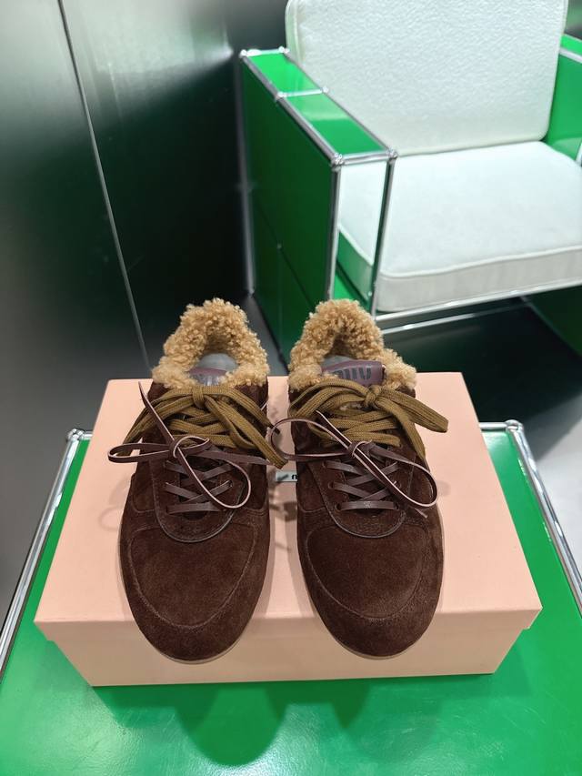 K018 Miu Miu New German Training Shoes with Fleece Lining A must-have for its st