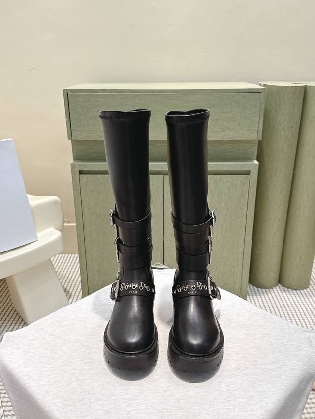 High-quality Dior 2025S new mid-calf/high-top brogue boots. A new addition to th