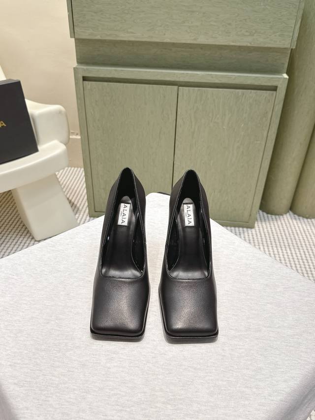 High-quality Alaia 25Ss Autumn/Winter Simple and Stylish Chunky Heel Square Toe