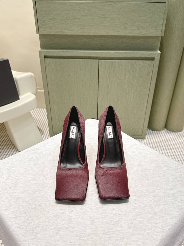 High-quality Alaia 25Ss Autumn/Winter Simple and Stylish Chunky Heel Square Toe