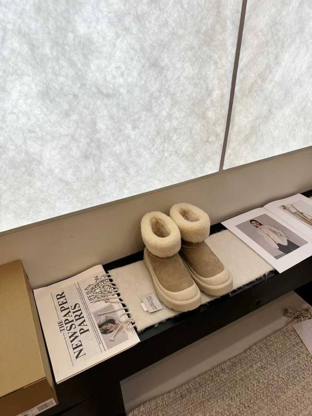 These snow boots with fur collars are so cute! They give me a sense of security