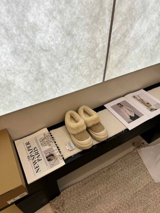 These snow boots with little fur collars are so cute! They give me a sense of se