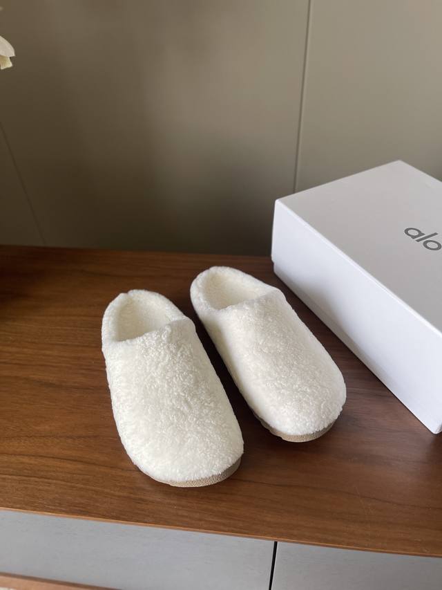 Top Quality Slippers (Alo*25Fw) with Suede Wool and Rubber Sole. Sizes 35, 36, 3