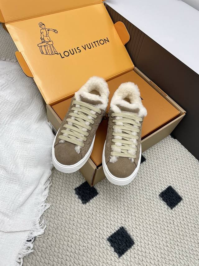 Top-tier replica Louis Vuitton Time Out series embossed white sneakers/sneakers.