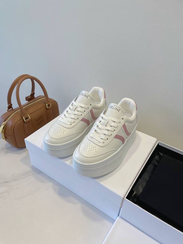 Celine Block, the pinnacle of platform shoes, is back! This style shouldn't be u