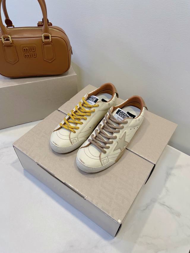 Ggdb This is so amazing! The retro running shoe silhouette and distressed detail