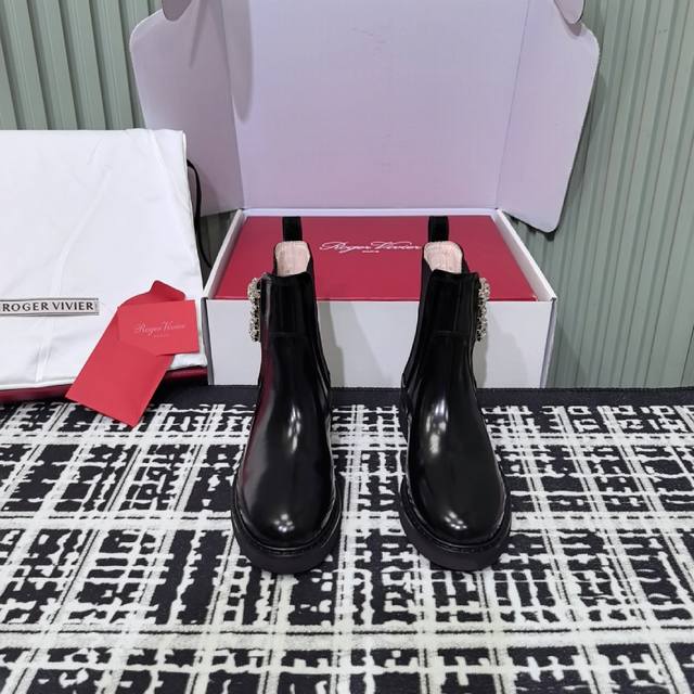 Dongguan-made Roger Vivier Latest Chelsea Ankle Boots! Roger Vivier is always in