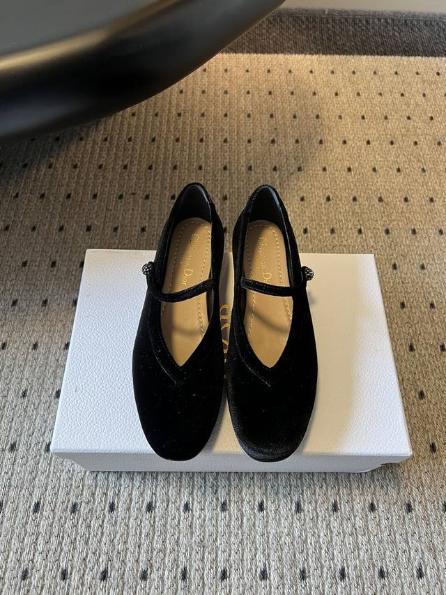 Top-tier Dior 25Ss Mary Jane Flats. Featuring the classic Mary Jane silhouette,