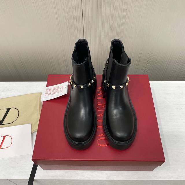 Factory Price P Valentino Studded Elastic Band Chelsea Ankle Boots The classic V