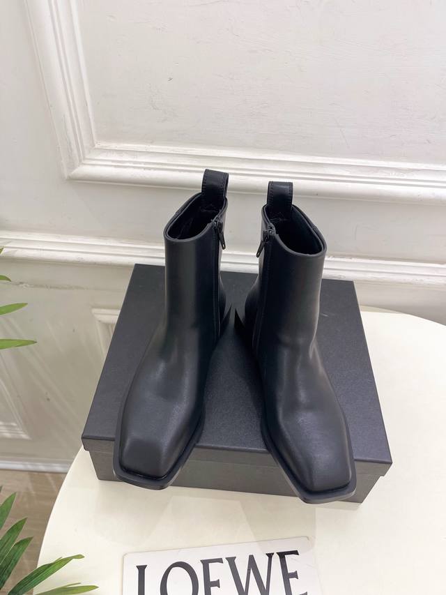 Alexander Wang 2025 Fall/Winter New Arrival Square Heel Ankle Boots. These boots