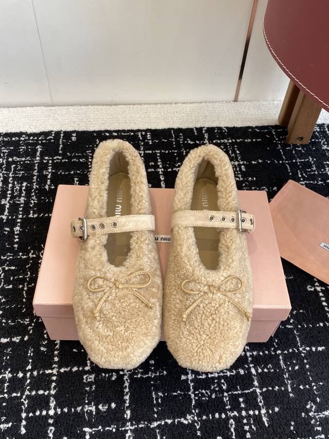High-quality Miu Miu Fall/Winter Deck Shoes, slip-on flats with lamb wool lining