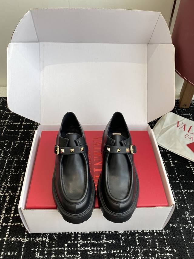 Dongguan-level official website synchronized box packaging Valentino new slip-on
