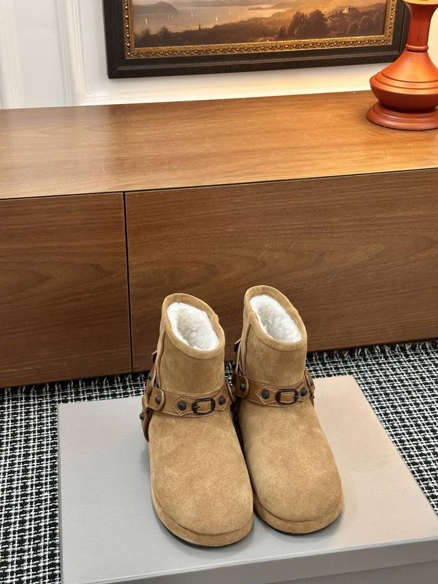 Balenciaga New Snow Boots 25Ss The new style features metal studs, giving it a s