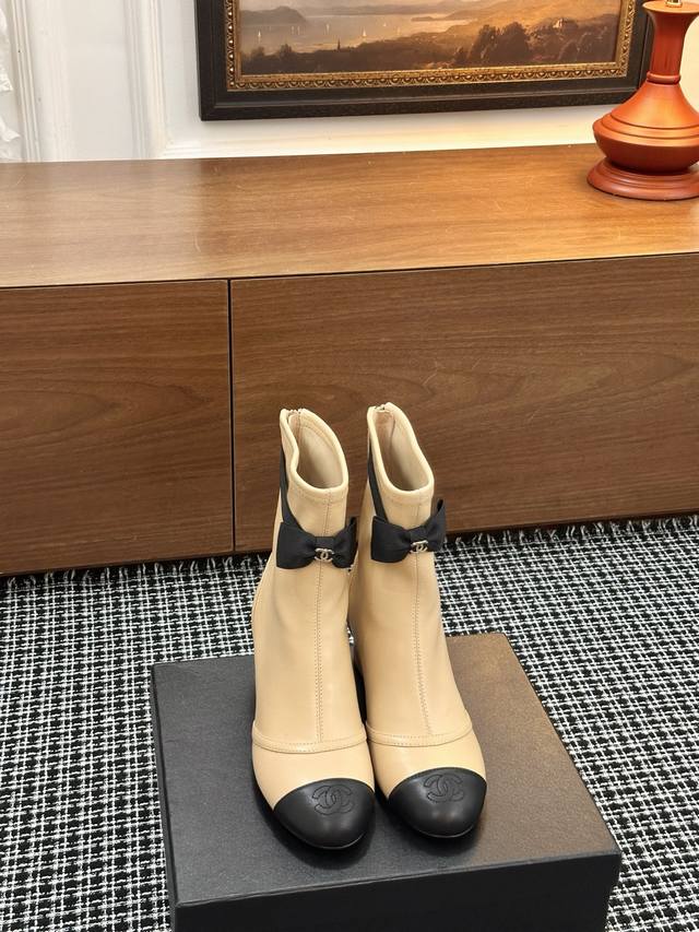 Autumn/Winter 25 Bow-Tie Ankle Boots A must-have for fashionistas! Chanel loved