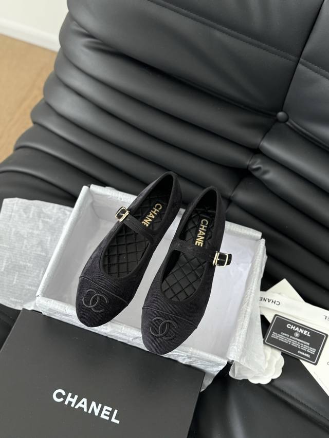 Top quality Chanel runway Mary Jane shoes, size 260. Simple yet sweet and playfu