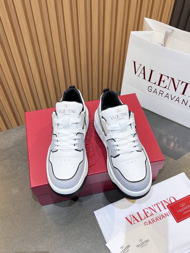 Valentino Couple Casual Sneakers Series Valentino's new couple sneakers are now