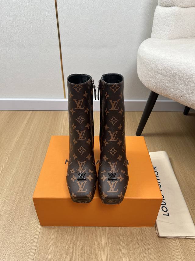 Louis Vuitton 2025 Louis Vuitton 2025 Autumn/Winter New Arrival, Latest V-Shaped