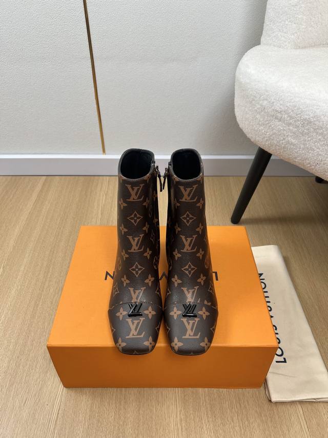 Louis Vuitton 2025 Louis Vuitton 2025 Fall/Winter New Arrival V-Shaped Hollow-Ou