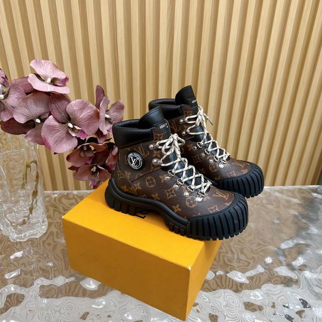 Top Quality Lv Ruby Hot Selling Lace-up Ankle Boots New Arrival~ The new boots a