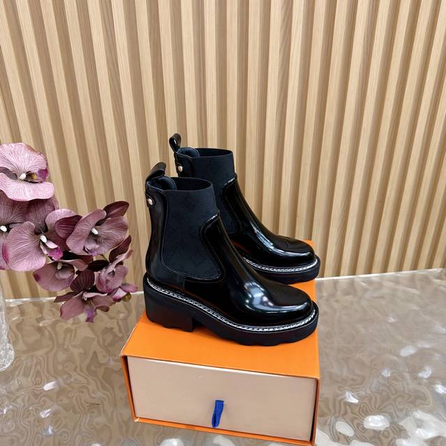 High-quality import! Fully packaged. This Louis Vuitton Beaubourg ankle boot fea