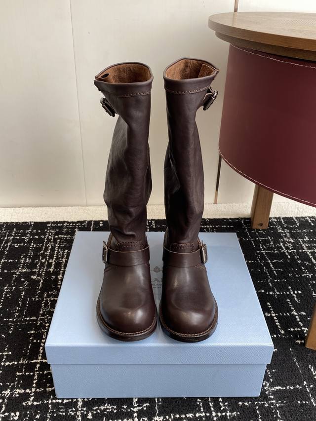 High-quality Prada 25Ss Autumn/Winter Retro Slouch Boots (Retail Quality). Styli
