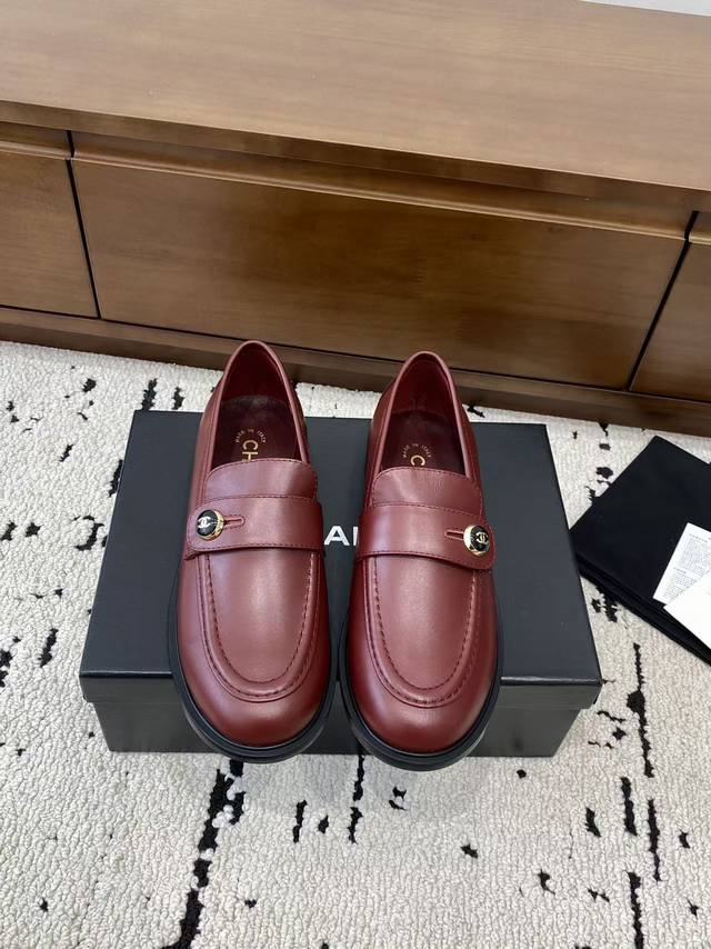 High-quality Chanel 2025 Fall/Winter new double C buckle loafers. The buttons on