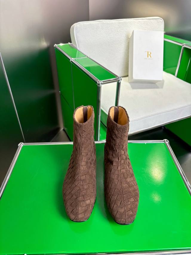 K048 The Row Hand-woven Flat Ankle Boots. With minimalist design, these boots ex