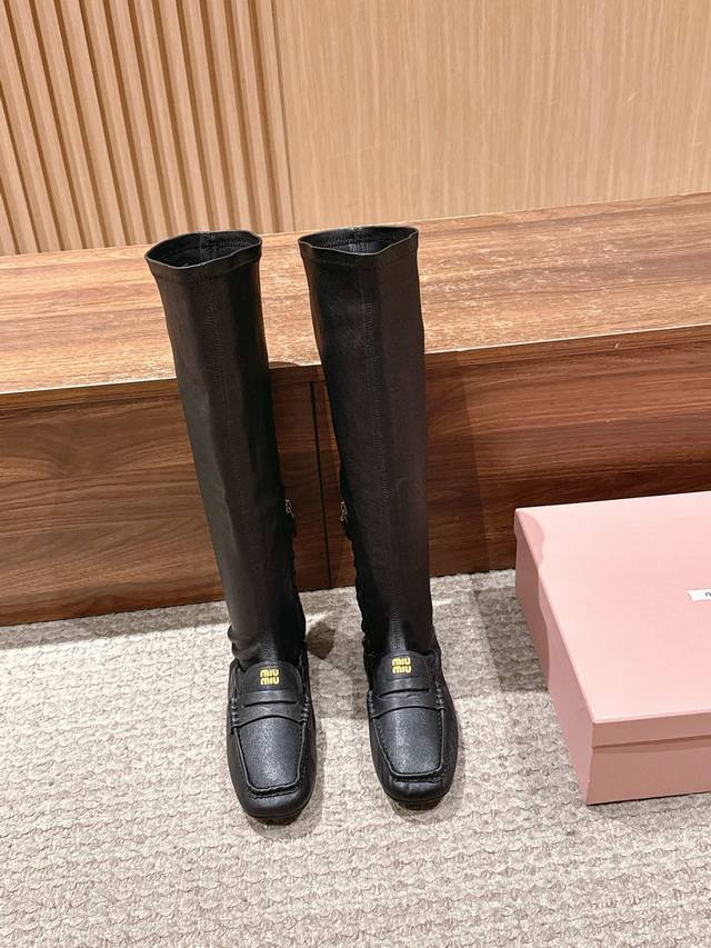 Top-tier Miu Miu# Deck Shoes New Stretch Knee-High Boots. Made of sheepskin, the