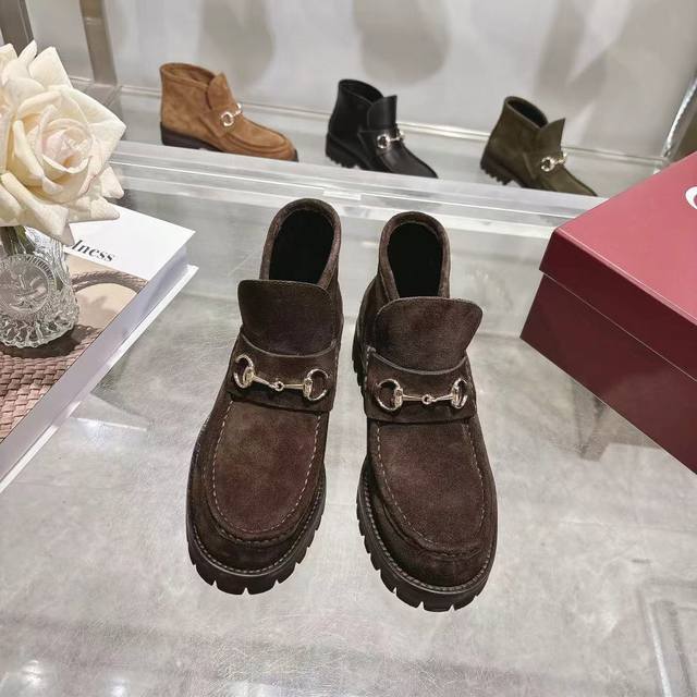 Long-term stock of 4-inch women's boots. Gucci's trendy and popular style clever