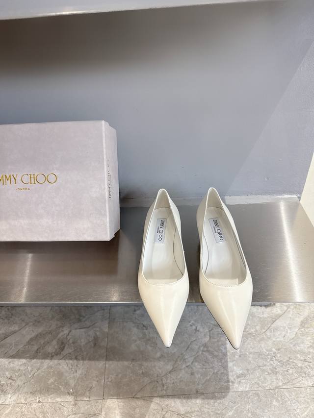 Jimmy Choo's latest pointed-toe low-heeled shoes, same style as those in boutiqu
