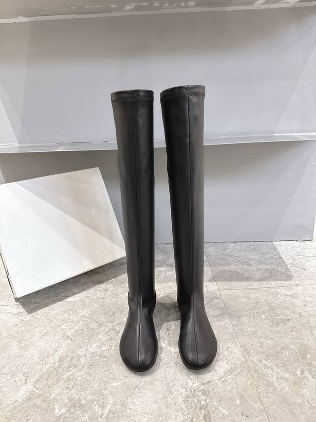 Carven , a brand with a French elegant style, typically combines fashionable des