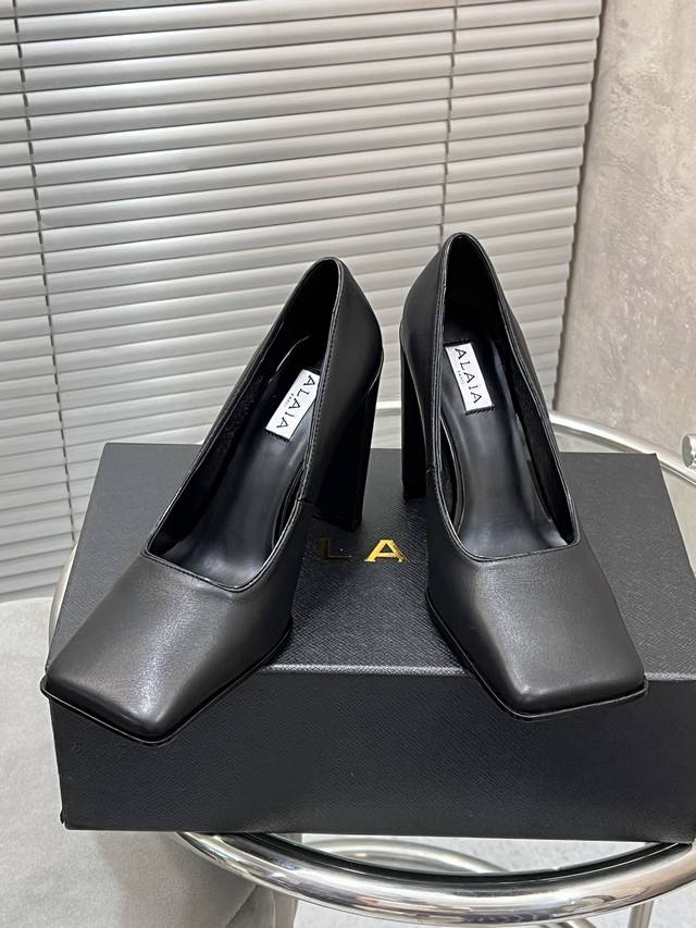 Factory Direct Alaia New Square-Toe Chunky Heel High Heels! Full of sophisticati