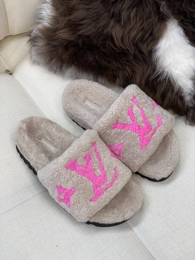 Top Quality Louis Vuitto Classic Wool Slippers. Made of lambswool, feel like wal