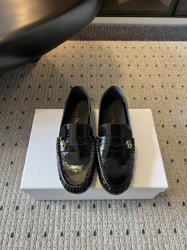 Top Quality Dio 25Ss New Loafers. Made of patent leather and genuine leather, th