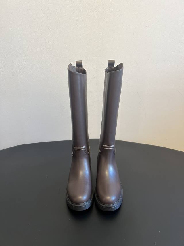 Original Stuartweitzma* Sw5050 Round Toe Tall Riding Boots. Made of smooth leath