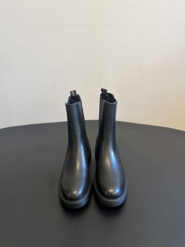 Original factory-grade Stuart Weitzma* Sw 5050 Chelsea boots. Available in black