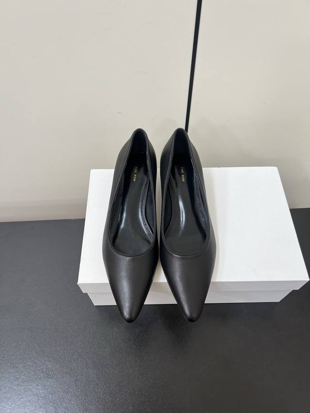 The Row French Retro Simple Pointed Toe Granny Kitten Heel Shoes! These retro-ch