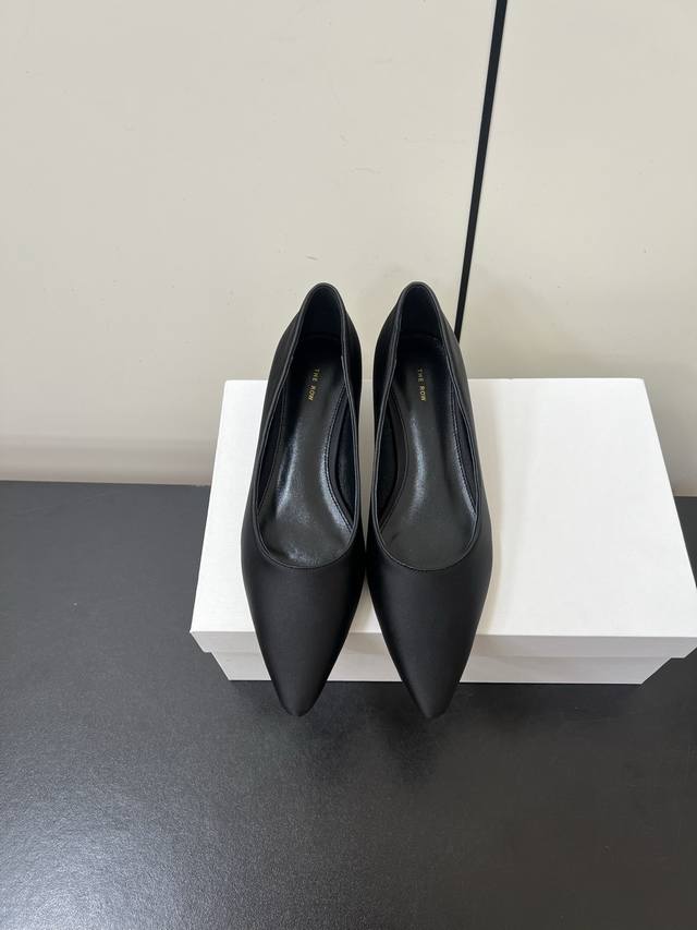 The Row French Retro Simple Pointed Toe Granny Kitten Heel Shoes! These retro-ch