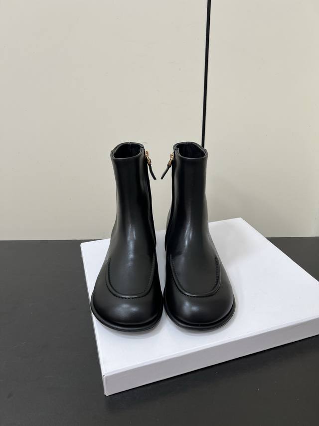 Therow Autumn/Winter New Flat Boots. These minimalist round-toe boots are slimmi