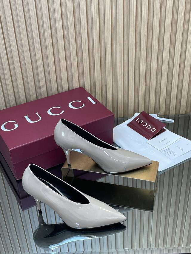 New Arrival! Gucci 2025 Autumn/Winter New Arrivals Special Offer! Gucci V-shaped