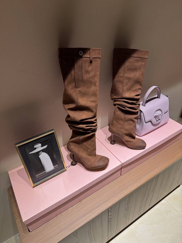 Loewe classic over-the-knee boots (Ddd) Featuring the iconic toe shape, painted,